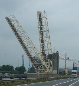 De voorarm van de brug bevindt zich boven het water. De achterarm en het tegengewicht van de brug bevindt zich in het kelderlandhoofd.