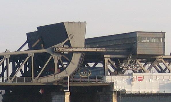 Een rolbasculebrug wordt bewogen door middel van 2 trekstangen.