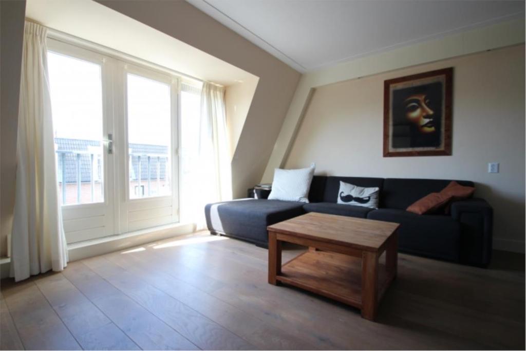 Omschrijving Deze prachtig 2 kamer appartement is gelegen op de 2e verdieping. Via de entree op 1e verdieping komt u via de trapopgang bij de woonkamer met eikenhoutenvloer en open keuken.