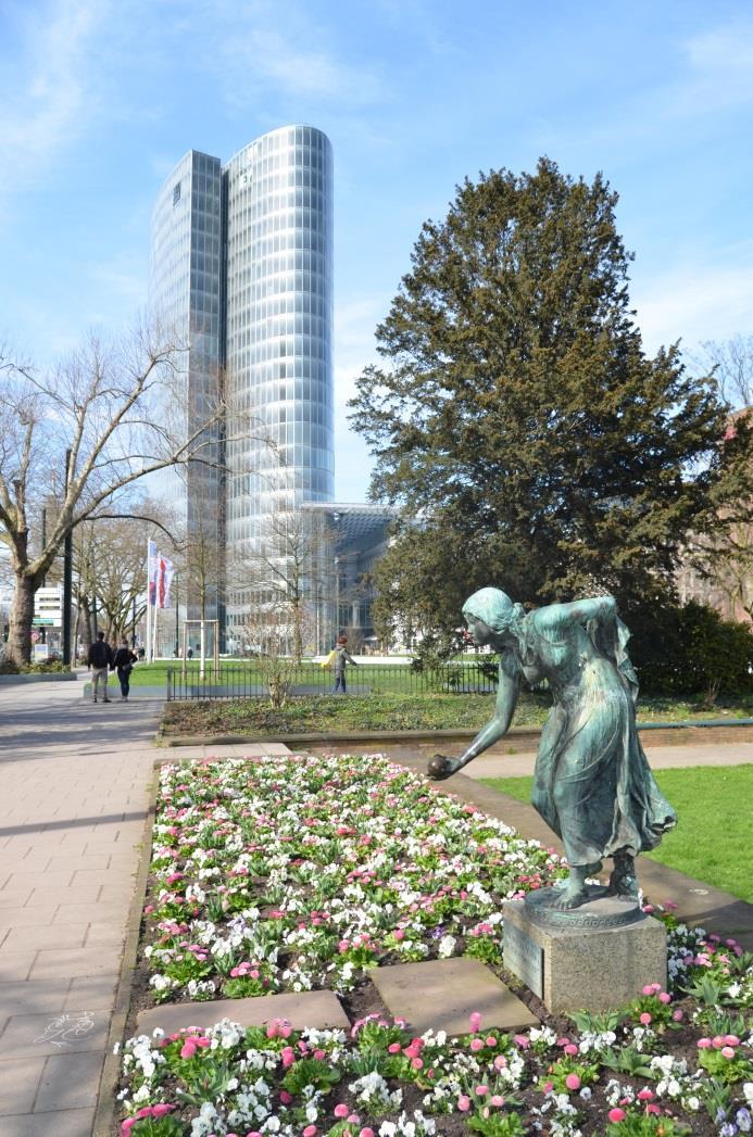 [VERSIE 1] Naam: Klas: Fotozoektocht Düsseldorf Met jullie groepje gaan jullie in Düsseldorf op zoek naar de acht bezienswaardigheden op de onderstaande foto s.