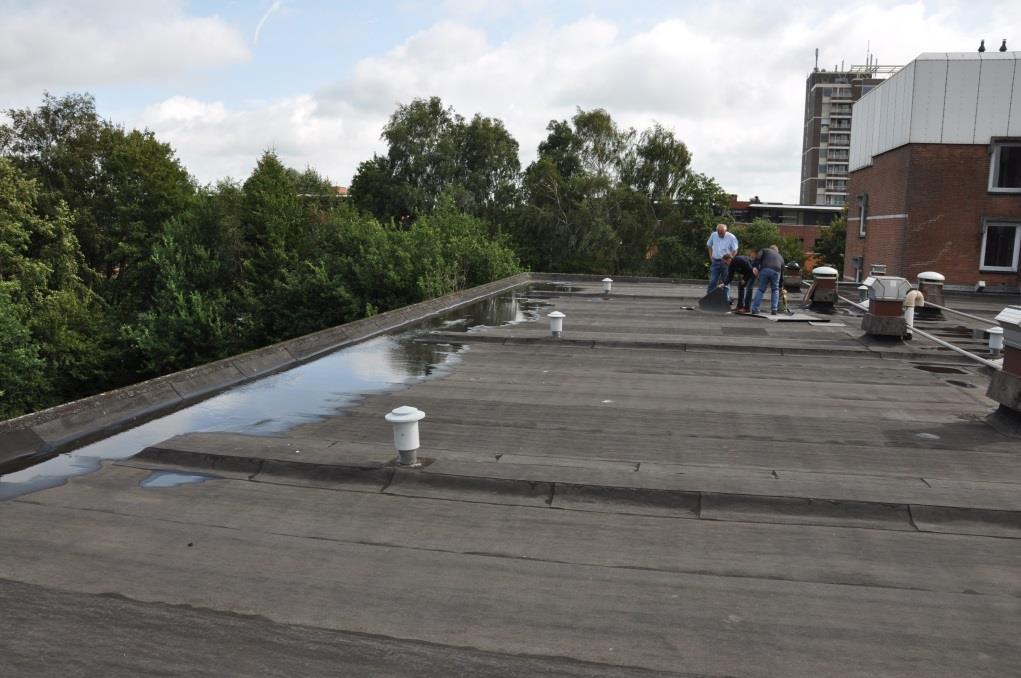 Opdrachtnr. : 14-B-0584 Blad: 7 Overige opmerkingen: Op enkele plaatsen lijkt enige scheurvorming op te treden, maar bij insnijding is niet gebleken dat dit leidt tot ondichtheid.