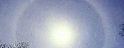 Halo s 121 Bijzonnen «parhelia» Bijzonnen zijn het resultaat van zonlicht dat door een dunne laag ijskristallen gaat, die zich binnen een Cirruswolk bevinden of op lager niveaus vallen