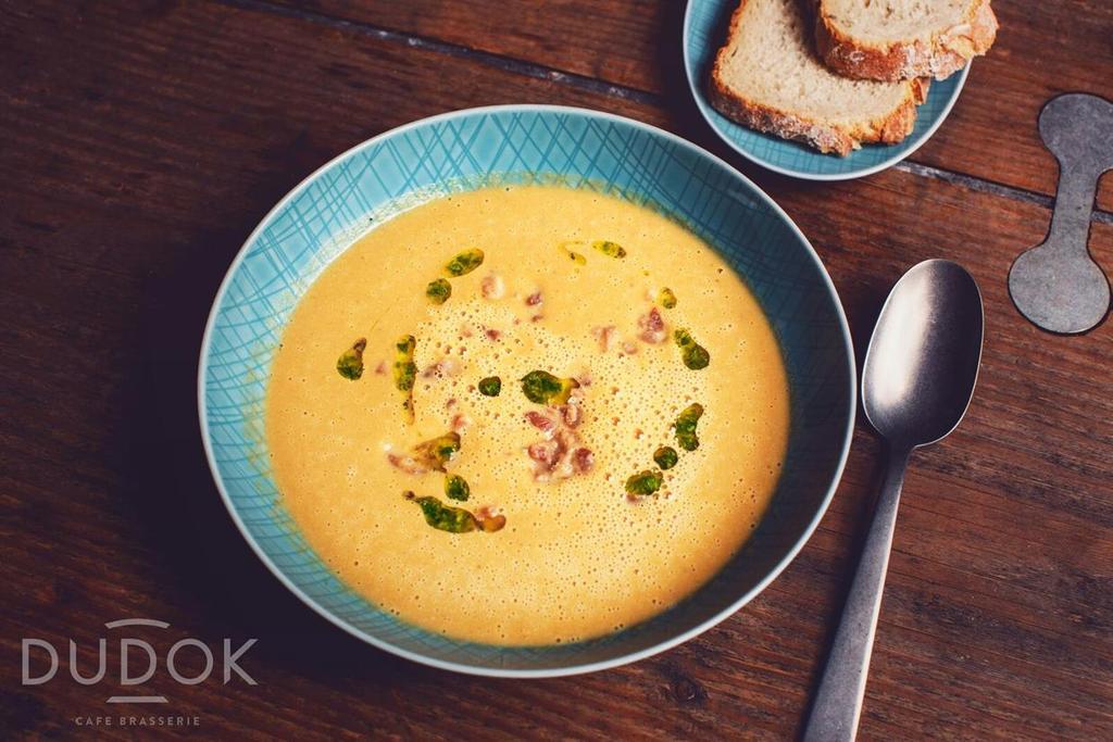 Pagina 6 van 12 Dudok Twaalfuurtje 10,00 per persoon Tomatensoep met crème fraîche en basilicum, Dudok kroket, huisgemaakte eiersalade en twee sneetjes brood (wit/bruin) Koffie of thee geserveerd in