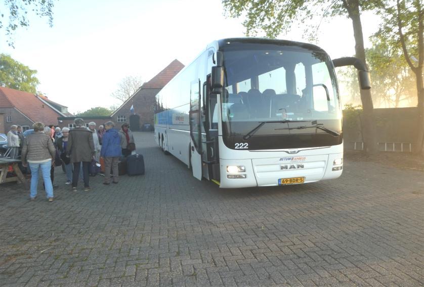 Weer een mooie reis gepland door: Vrouwen van Nu! Tijdig melden we ons in Tonden bij Havezate Boesveld. Diverse medereisgenoten zijn inmiddels gearriveerd.