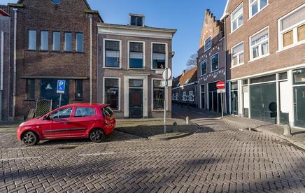 Indeling Midden in het levendige centrum van Haarlem gelegen winkel-woonhuis (voormalige slagerij Hoogland) Parterre: winkelruimte (ca 455x495) met koelcel (ca 200x140), dagverblijf (ca 445x395/265),