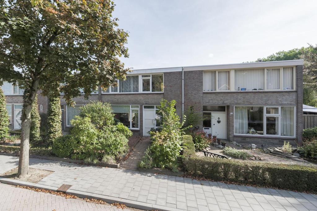 Jupiterlaan 28 - Dongen Vraagprijs 175.000,- k.k. Uitgebouwde tussenwoning met nagenoeg volledig kunststof kozijnen, ruime woonkamer, 4 slaapkamers en moderne doucheruimte.