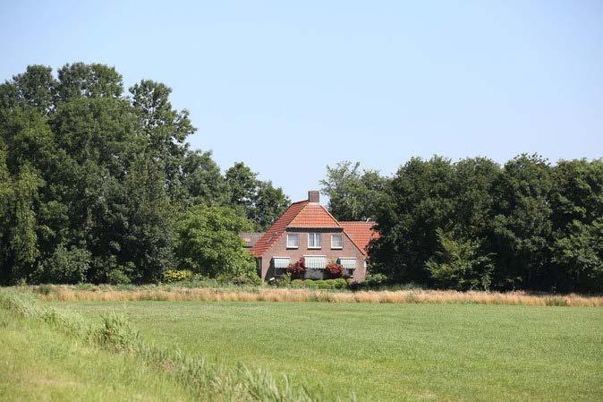 Eerste verdieping Overloop, 4 slaapkamers, vaste kast en badkamer met douche en wastafel.