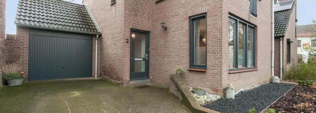 Vrijstaand wonen Geheel gemoderniseerde en instapklare vrijstaand geschakeld woonhuis met vier (5 mogelijk) slaapkamers. Sinds 2014 geheel gemoderniseerd en gerenoveerd.