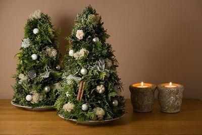 De kinderen gaan verdeeld in groepjes van alle leeftijden o.a. knutselen, spelletjes doen en een kerststukje maken.