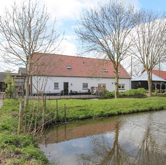 Woonboerderij met twee separate woonhuizen Voor u ligt de brochure met informatie over de woning waarin u interesse heeft.