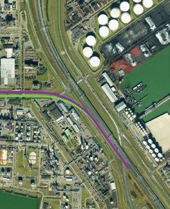 Het tracé ligt voor een groot deel van het traject op een verhoogd spoorviaduct, omdat kruisingen (met wegen, de kabels en leidingenstrook en de