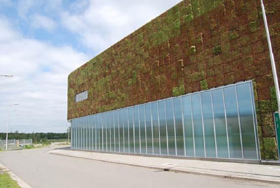 Lange gevels moeten speels worden doorbroken door bijvoorbeeld een afwisseling in vlakken/materialen of een subtiele