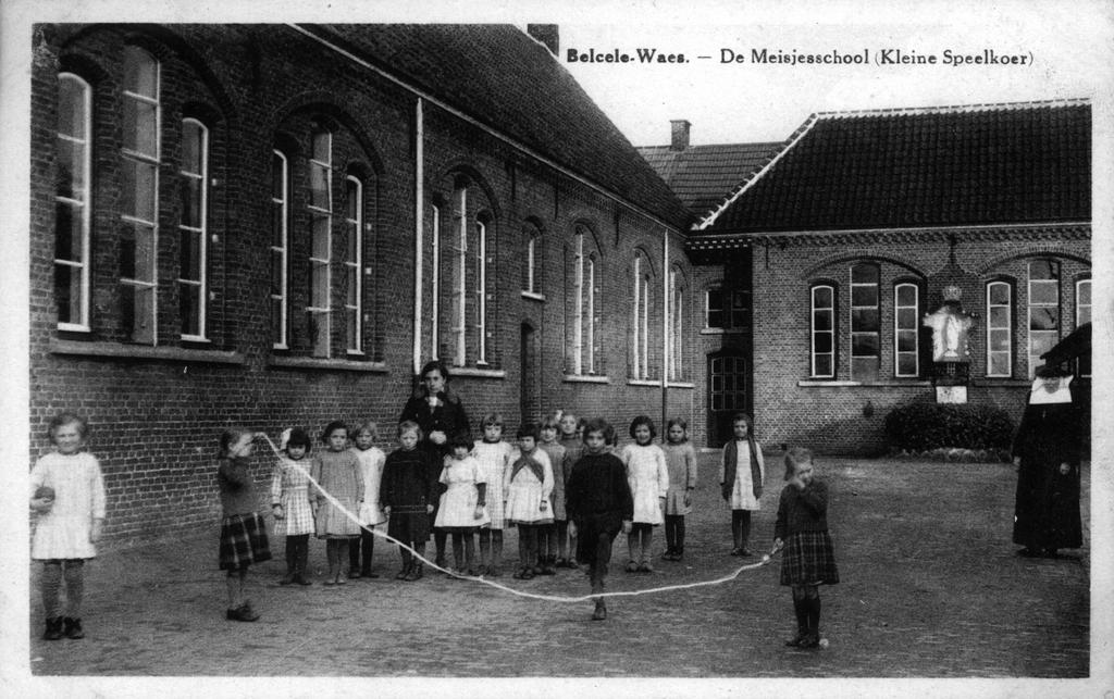 12. VRIJE BASISSCHOOL SINT-LUTGART U wandelt nu voorbij de Vrije Basisschool Sint-Lutgart. De school werd opgericht door de zusters Maricollen in 1849.