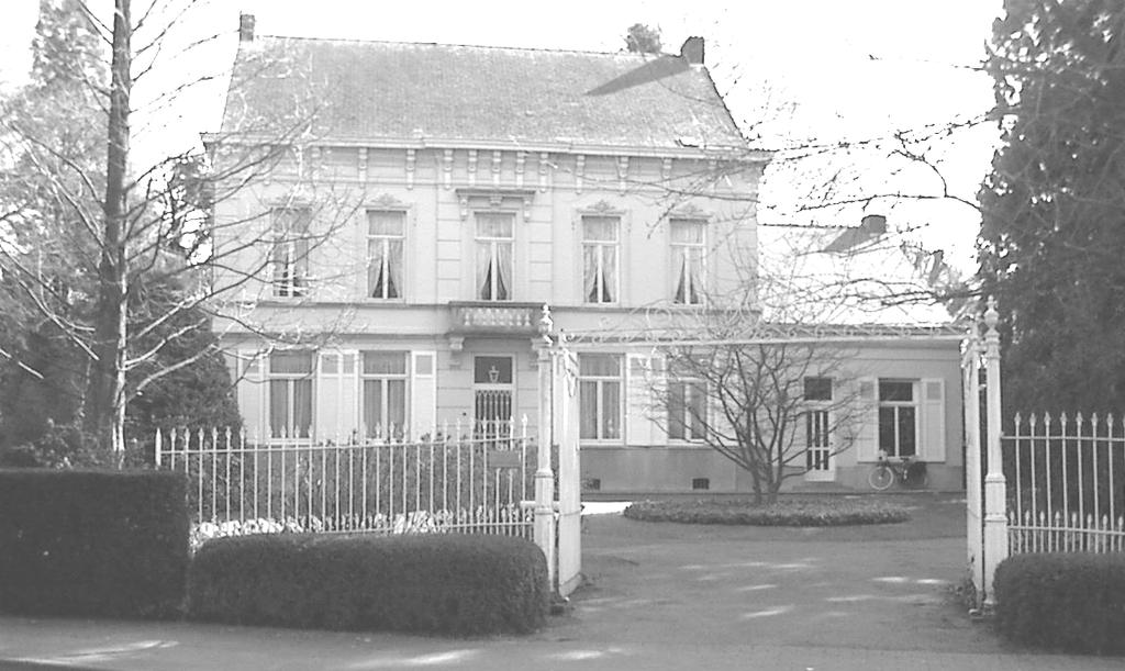 15. HERENWONING VERCRUYSSEN Het alleenstaande herenhuis Kerkstraat 9 werd gebouwd in 1895 in opdracht van de familie De Meester.