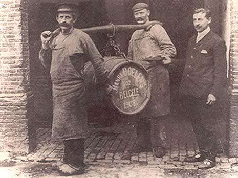 16. BROUWERIJ BOELENS Kort na 1850 werd in de Kerkstraat 7 de brouwerij De Meester-Boelens opgericht. De oprichter van deze brouwerij overleed in het jaar 1897.