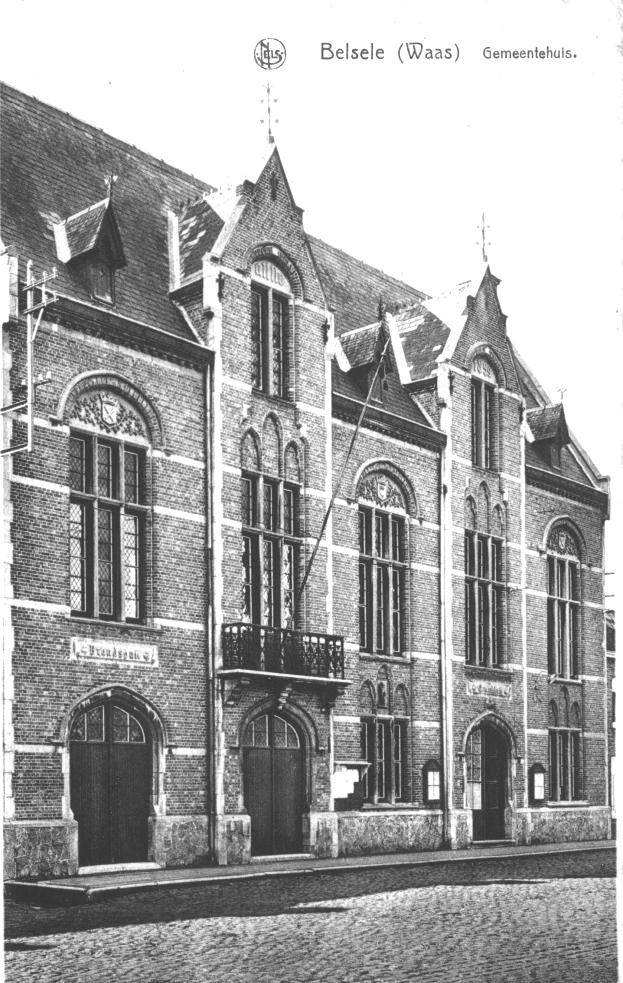 1. GEMEENTEHUIS De Sint-Niklase architect Henri Derre ontwierp het neogotische gemeentehuis. Op zondag 20 augustus 1899 werd het gemeentehuis ingehuldigd met een groot festival.