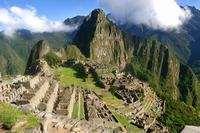 Omdat de Inca s het wiel niet kenden legden zij hun wegen niet in de dalen, maar vaak hoog door de bergen aan; onderweg loop je dan ook regelmatig over de verbluffend knap gebouwde paden en trappen