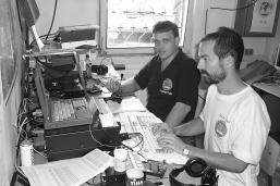 Links Bernie-ZS4TX en rechts Chris-ZS6EZ, het Afrika team op WRTC 2000, waarbij ON4UN als referee optrad. A gauche Bernie-ZS4TX et à droite Chris-ZS6EZ de l équipe représentant l Afrique au WRTC 2000.