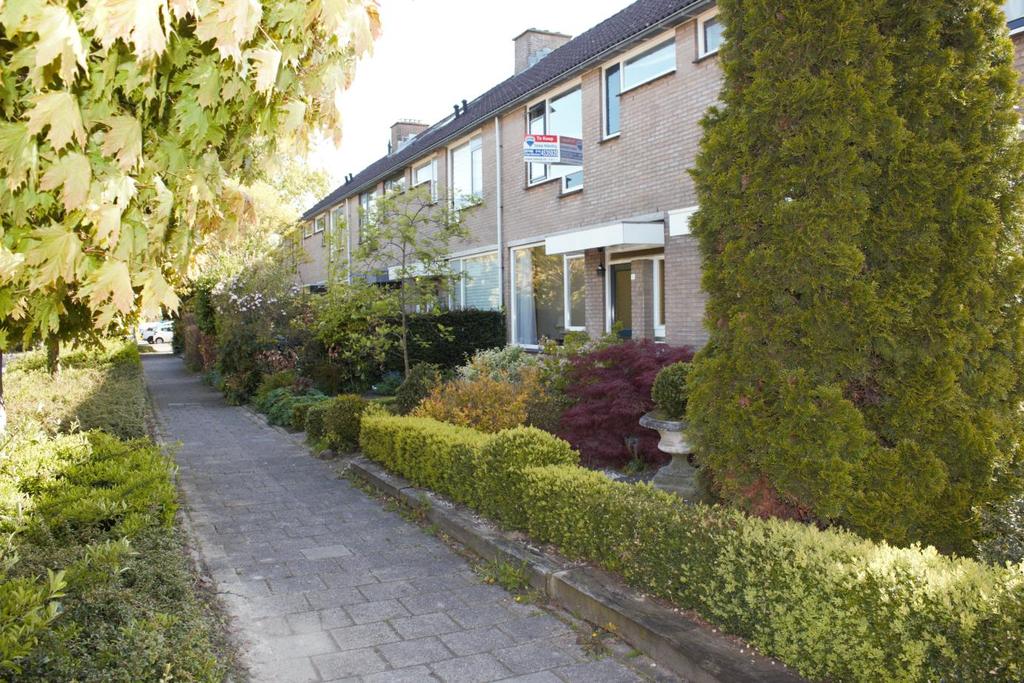 parkeergelegenheid. De woning uit 1976 is gelegen op 145 m2 eigen grond en heeft een lichte woonkamer door de ruime raampartijen aan voor- en achterzijde.