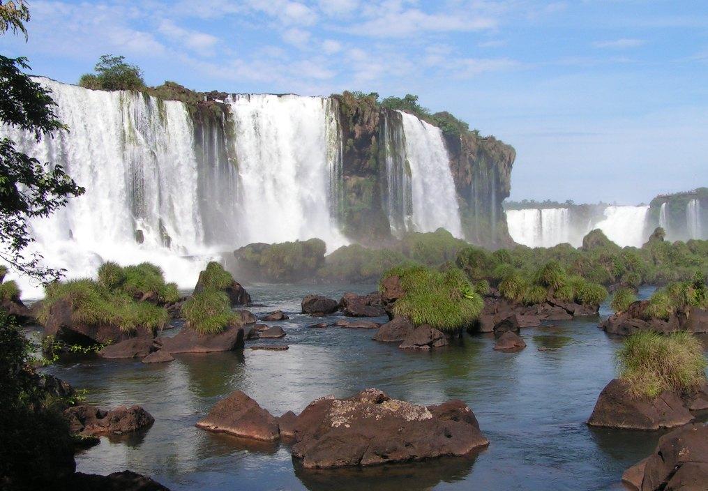 veel nakomelingen van immigranten. Op geringe afstand van het stadje bevinden zich de indrukwekkende watervallen van de rivier Iguaçu.