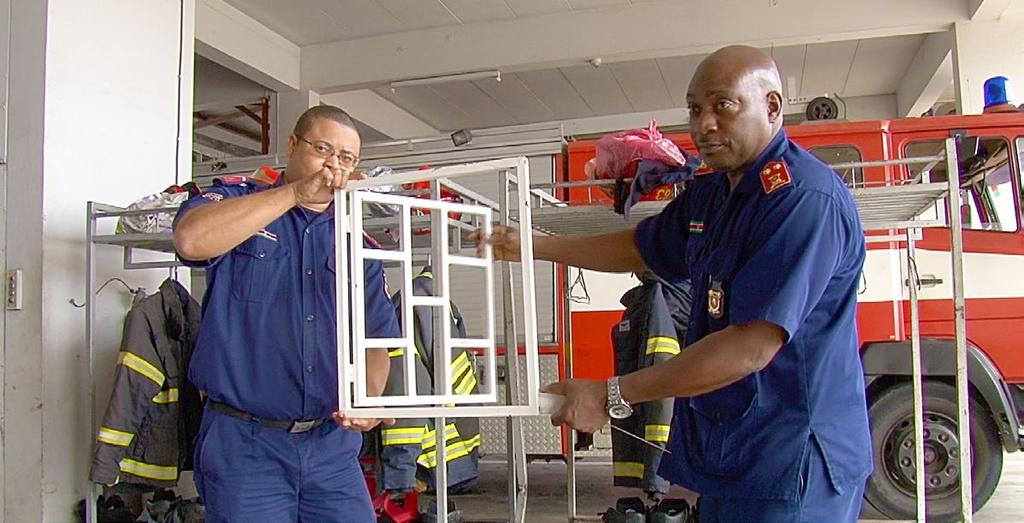 'Brandveiligheid begint bij uzelf' Brandweervoorlichter Ulrich Coats demonstreert op welke manier diefijzer moet worden geopend.