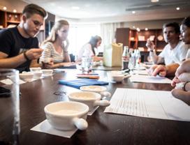 De friet en het ijs werden hiervoor in of op neutrale, genummerde kommetjes en bordjes gelegd. Verder spraken de deelnemers niet tijdens de test, om ook op die manier beïnvloeding te voorkomen.