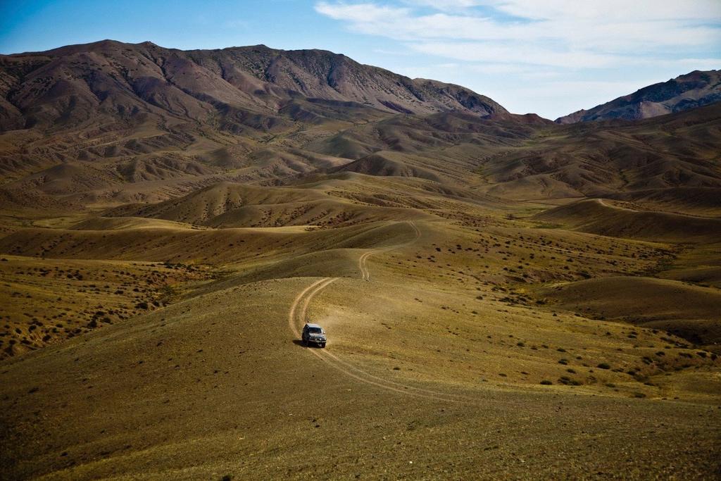Je bent nu aangekomen in de Gobiwoestijn en hebt de coördinaten uit het roadbook hard nodig om op koers te blijven. De Gobi kenmerkt zich door veel stof maar na een regenbui kan alles anders zijn.