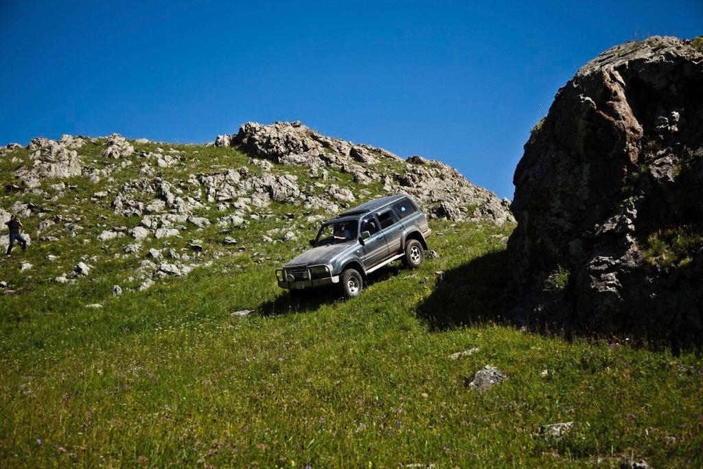 Van dag tot dag Dag 9, Bad Olzii naar Tjenger Hot Springs Je laat de slechte onverharde weg snel voor wat hij is. Je zoekt onze weg over de bergen richting de waterval in de rivier Orhon Gol.