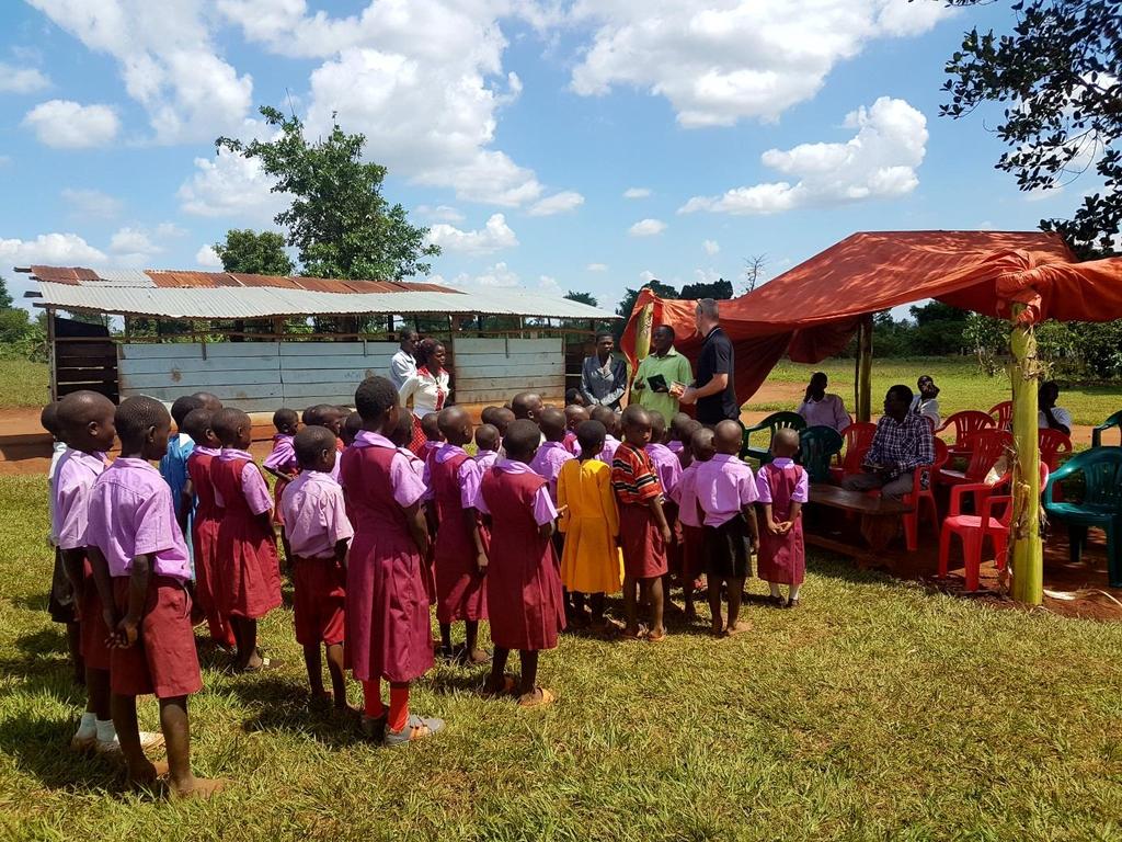 Het vervolg van de reis was Kayunga, een nieuw gebied voor ons. Hier mochten we het evangelie brengen op scholen, de eerste was een weeskinderen school die ons van harte welkom heette.