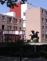 Naast het wijkzorgcentrum ligt Smidshof, een complex met 36 aanleunwoningen.