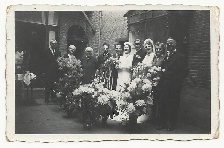 De bruidsparen en familieleden. De binnenplaats van de bakkerij Heuvel 102 te Tilburg. V.l.n.r.: Sjef Naaijkens, de vader van Riet.