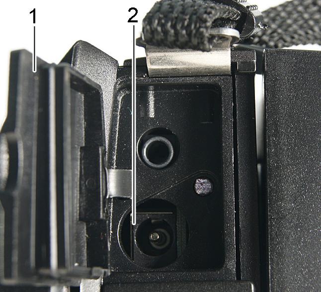 Eerste oplading van de accu De camera wordt geleverd met een gedeeltelijk geladen accu. Laad accu s vóór het eerste gebruik volledig op.