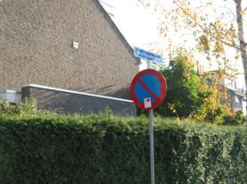 ongeschonden straatbeeld: op het eerste gezicht geen graffiti, beplakking of kauwgom zichtbaar. Incidenteel groene of vuilaanslag op meubilair. Matig schoon: Enige bekladding aanwezig.