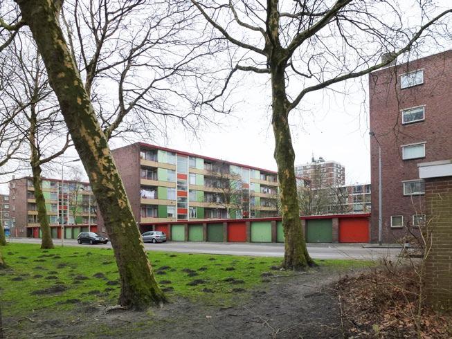 In ons voorstel zijn er eengezinswoningen op de plaats van de garages gekomen waardoor