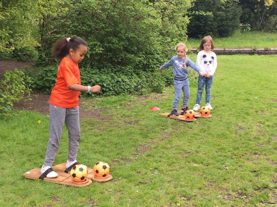 Het is al weer even geleden, maar de vrijdagmiddag voor de vakantie hebben we in groep 4 een hele gezellige spelletjesmiddag gehad!