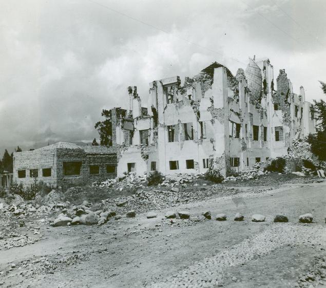 11 Figuur 9. Verwoestingen in de stad nabijgelegen stad Ambato na de aardbeving van 1949.