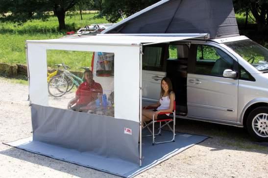 Handig frontpaneel met groot crystal raam. Voorzien van tochtstrook tot over de grond. Biedt bescherming tegen zon en lichte regen. Kan op alle Fiamma luifels worden bevestigd.