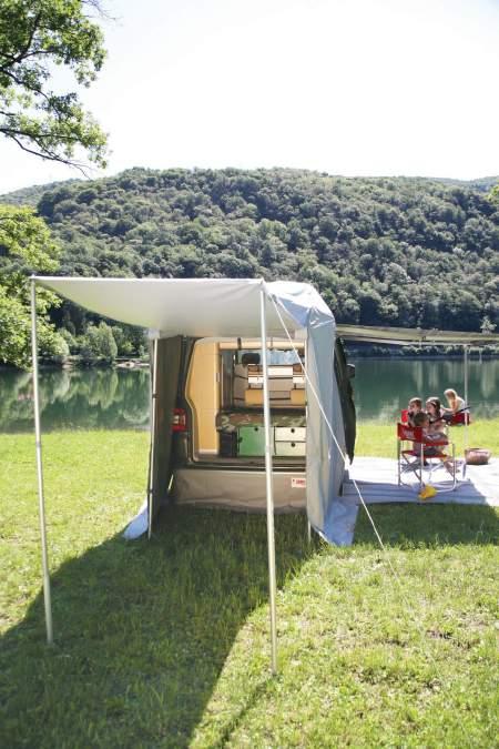 Standaard geleverd met: - Dubbele rail - Luifel met frontpaneel en twee zijpanelen - Rafter voor het verhogen van de stabiliteit - Setje elastische koorden Optie: KIT POLES REAR DOOR COVER Set van