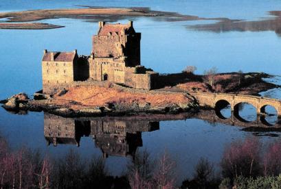 vangers KASTEELBELEGERING (CASTLE SIEGE) Schotland is een land van vele kastelen. Vele van deze kastelen stammen uit de middeleeuwen.