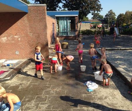 Op vrijdag 9 september 2016 gingen groep 8 van Broek op Langedijk en Sint Pancras een project over bloed maken. We kregen een groot blad en een boekje met uitleg en een mannetje van binnen.