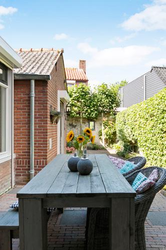 Slaapkamers Slaapkamer 1 aan de voorzijde heeft een radiator, handmatig rolluik en een opbouw bed.