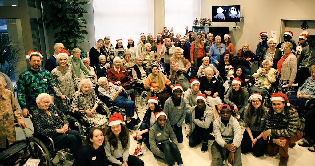 De Friends De Friends zijn groepen jongeren van 12 tot 15 jaar die op regelmatige basis bejaarden in instellingen bezoeken en voor hen feesten organiseren.