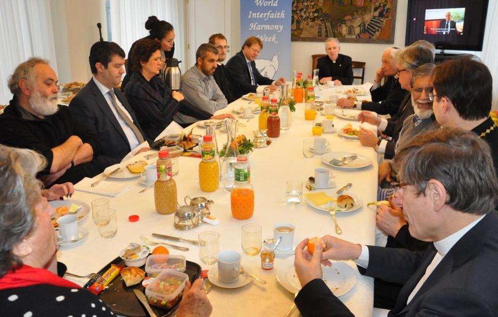 de straten van Brussel trok. De eerste rij werd gevormd door leiders van de kerken, godsdiensten en het vrijzinnig humanisme.