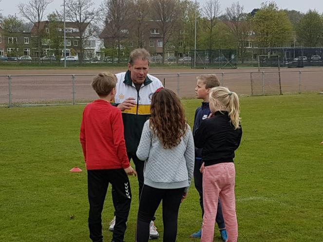 Het is geen verplichting en je moet het zelf organiseren, veel scholen zijn inmiddels afgehaakt, maar wij vinden het toch wel heel leuk en belangrijk om de kinderen in aanraking te laten komen met