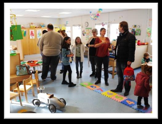 De kinderen van de leerlingenraad verzorgde de rondleiding door het gehele gebouw. Het schoolorkest verzorgde in de speelzaal een optreden onder leiding van het Geldrops Muziek Corps.