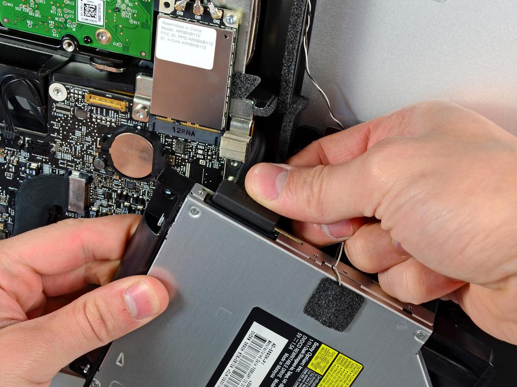 Intel imac 21,5 "EMC 2428 GPU Card Replacement Stap 18 Koppel de optische drive kabel door te