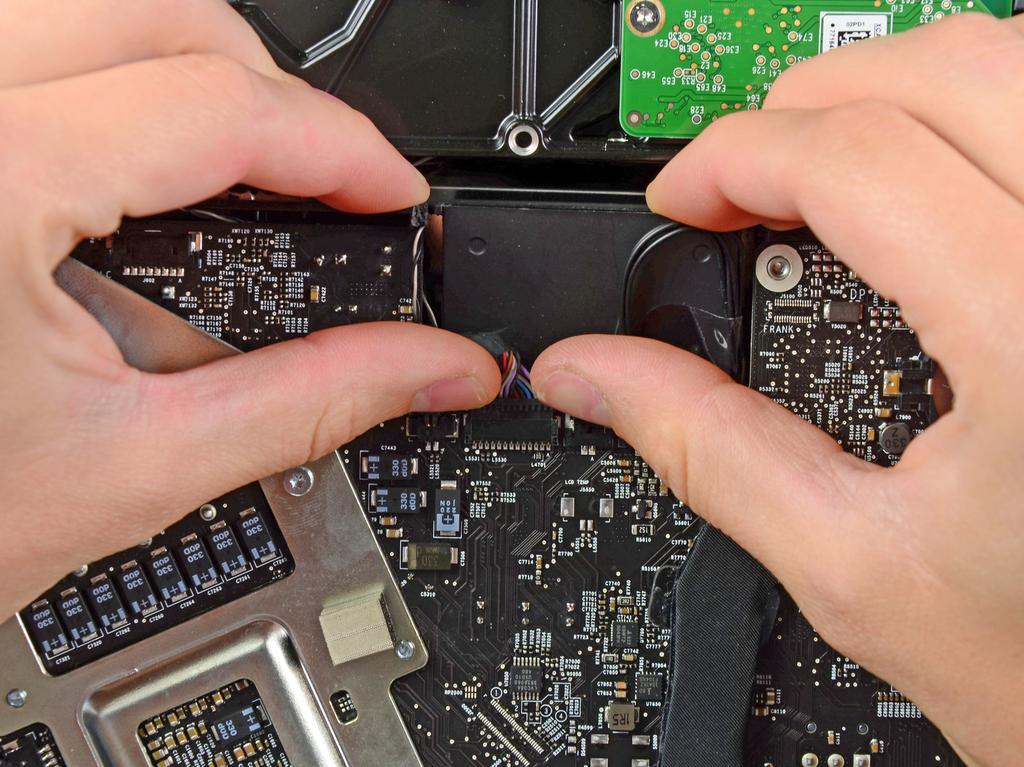 Intel imac 21,5 "EMC 2428 GPU Card Replacement Stap 27 Gebruik je thumbnails aan beide zijden van de Bluetooth /