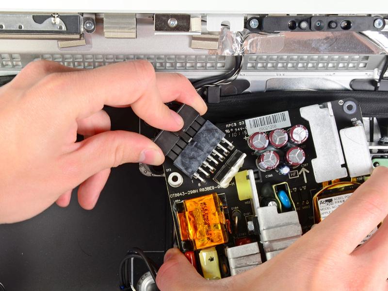 Koppel de DC-out kabel door het indrukken van de vergrendeling op de connector, terwijl u de stekker te trekken uit de