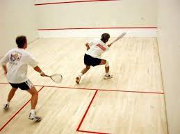 SQUASH Squash wordt gespeeld door 2 spelers in een ruimte die omgeven is door 4 muren. De spelers slaan de bal om beurt tegen de voormuur, direct of via een zijmuur. Je kan vrij oefenen.