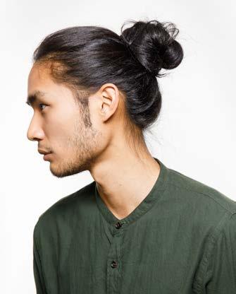 L O O K: TEXTURED MAN BUN Reinig, verzorg en/of behandel het haar met de gepaste Biolage R.A.W.